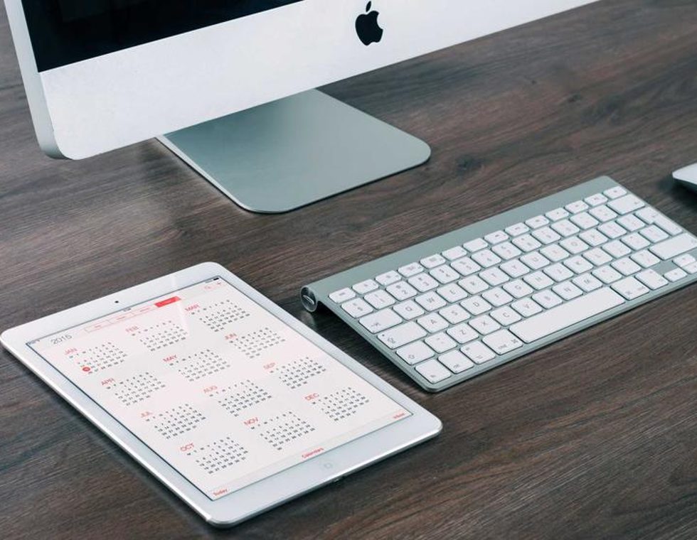 Une longue table de travail partagée dans un espace lumineux