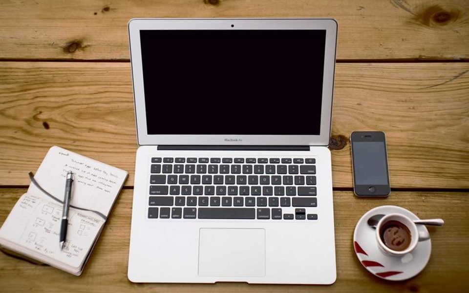 Un smartphone posé sur un bureau
