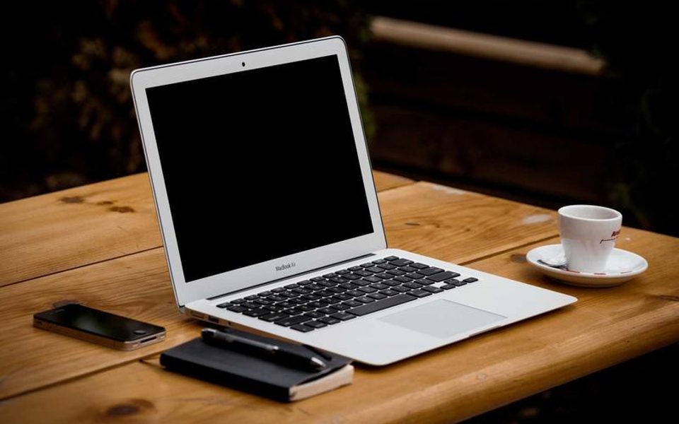 Un bureau bien rangé avec un ordinateur portable ouvert